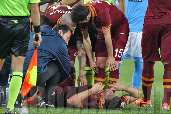 napoli-roma-strootman-a-terra-foto-gino