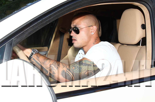 nainggolan-in-macchina-arrivo-a-trigoria-lr24