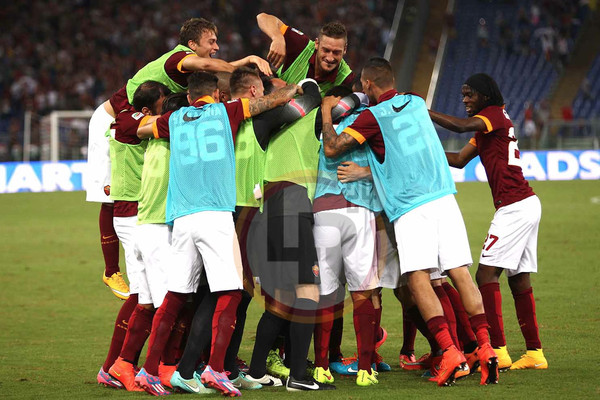 roma-hellas-squadra-esulta-27092014-mancini