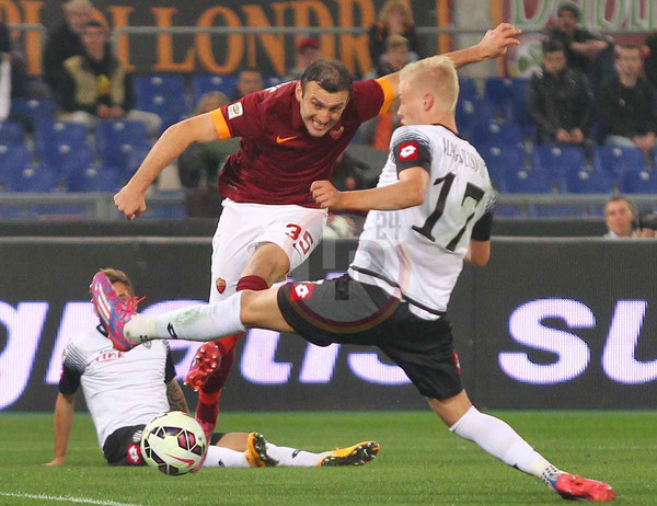 torosidis-magnusson-tiro-roma-cesena-291014-mancini