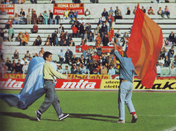 napoli-roma-gemellaggio-scambio-bandiere