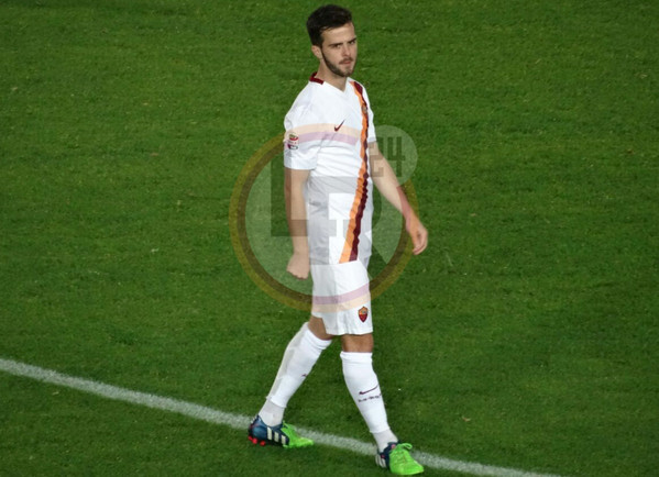 pjanic-tutta-figura-bianco-2