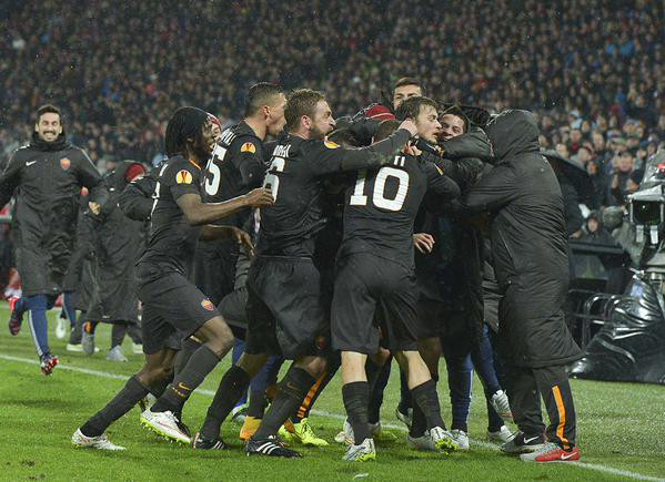 gruppo-esulta-feyenoord-roma