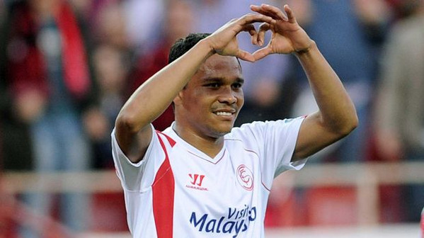 bacca-esulta-cuore-maglia-siviglia