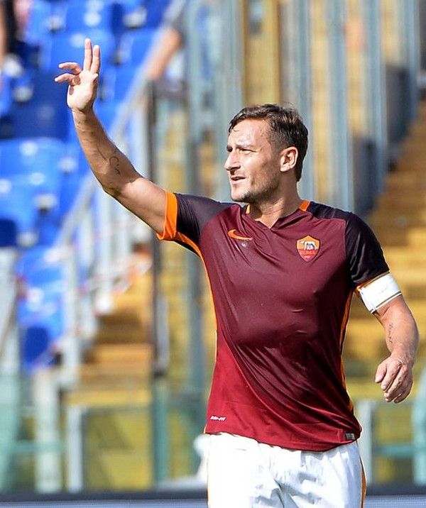 roma-sassuolo-totti-300-gol-esultanza