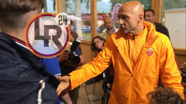 spalletti-stringe-mano-giornalisti