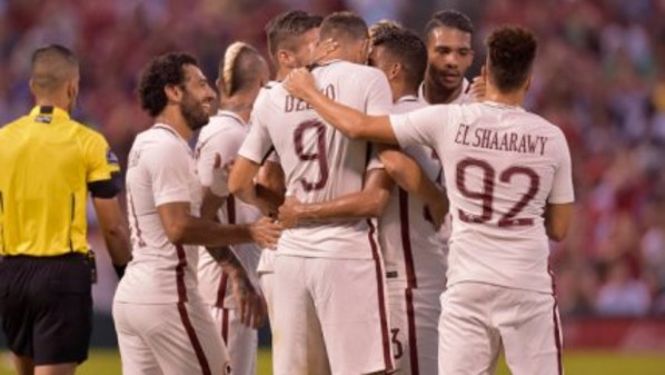 squadra-abbraccia-dzeko-roma-liverpool