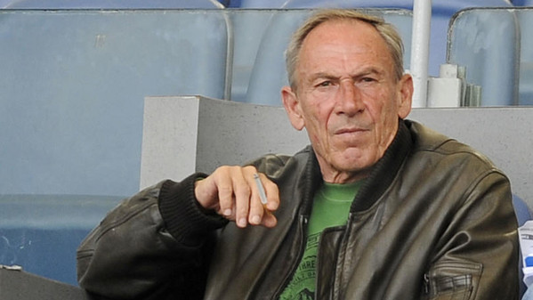 zeman-fuma-seduto-tribuna-casual