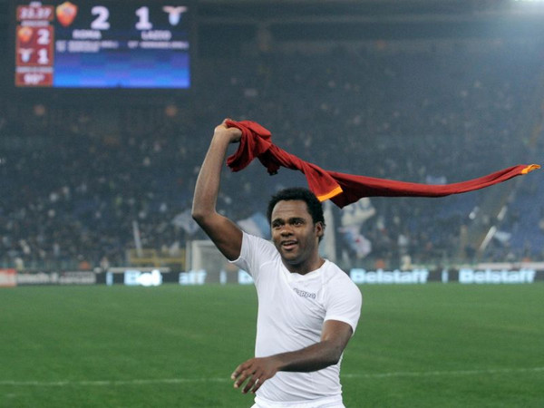 simplicio-sventola-maglia-roma-derby