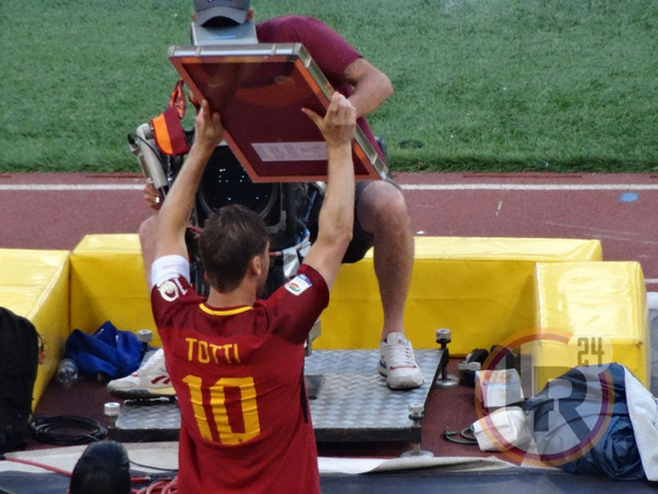 totti-alza-la-maglia-lr24