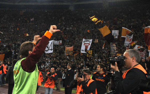 totti-pollici-curva-sud