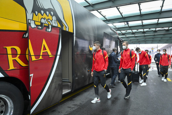 as-roma-la-squadra-in-partenza-per-la-trasferta-di-milano-4