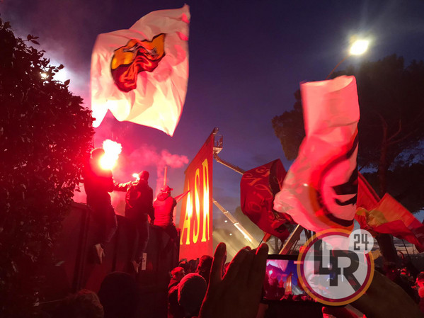 trigoria-tifosi-bandiere