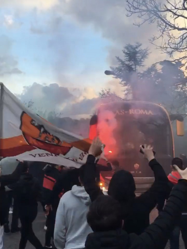 trigoria-tifosi-roma-ajax