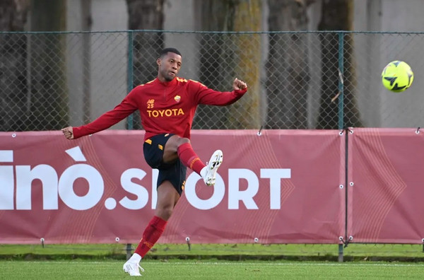 wijnaldum-pallone-trigoria-3