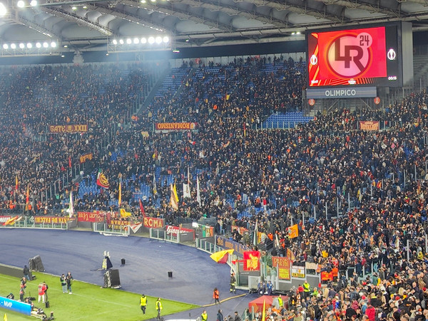 curva-sud-striscioni-roma-salisburgo