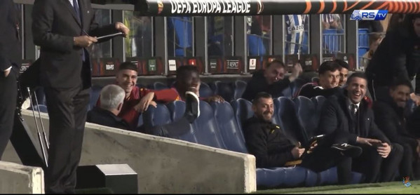 mourinho-ride-panchina-real-sociedad-roma