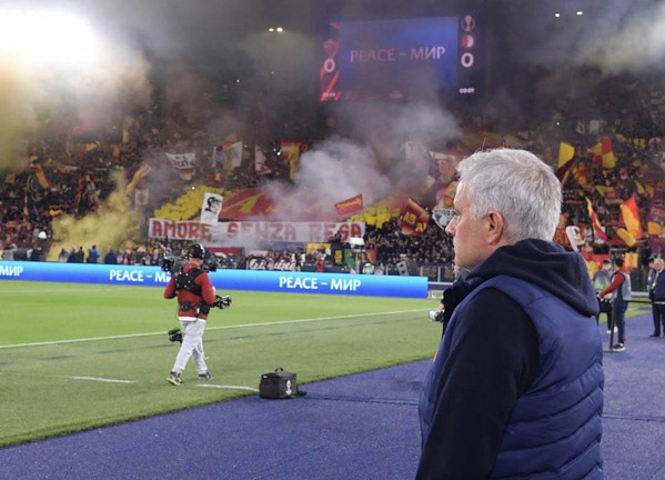 mourinho-curva-sud-roma-feyenoord