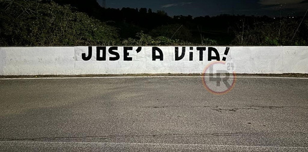 striscione-mourinho-trigoria-3