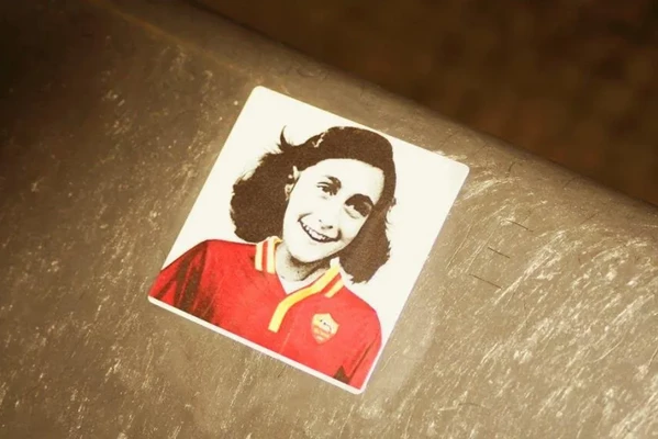 1508927540886-adesivo-anna-frank-romanista