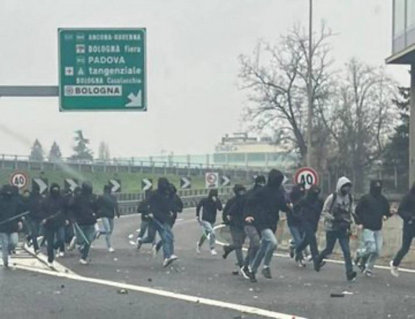 scontri-tifosi-roma-fiorentina-a1-bologna-2